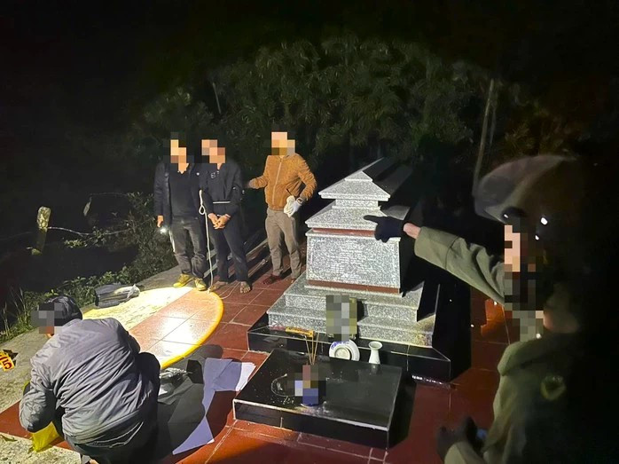 Giấu hơn 2.000 viên ma túy trong nghĩa địa để dùng dần - Ảnh 1.