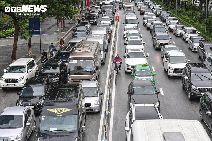 Từ 7 / 2026 , taxi và xe kinh doanh đến 8 chỗ phải sử dụng năng lượng xanh - Ảnh 1.