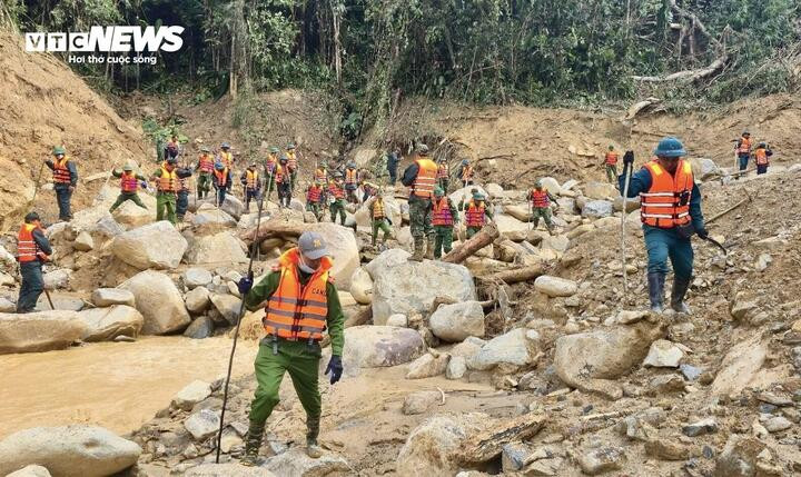 Hơn 100 người tìm kiếm nạn nhân mất tích trong vụ sạt lở núi Đà Nẵng - Ảnh 8.