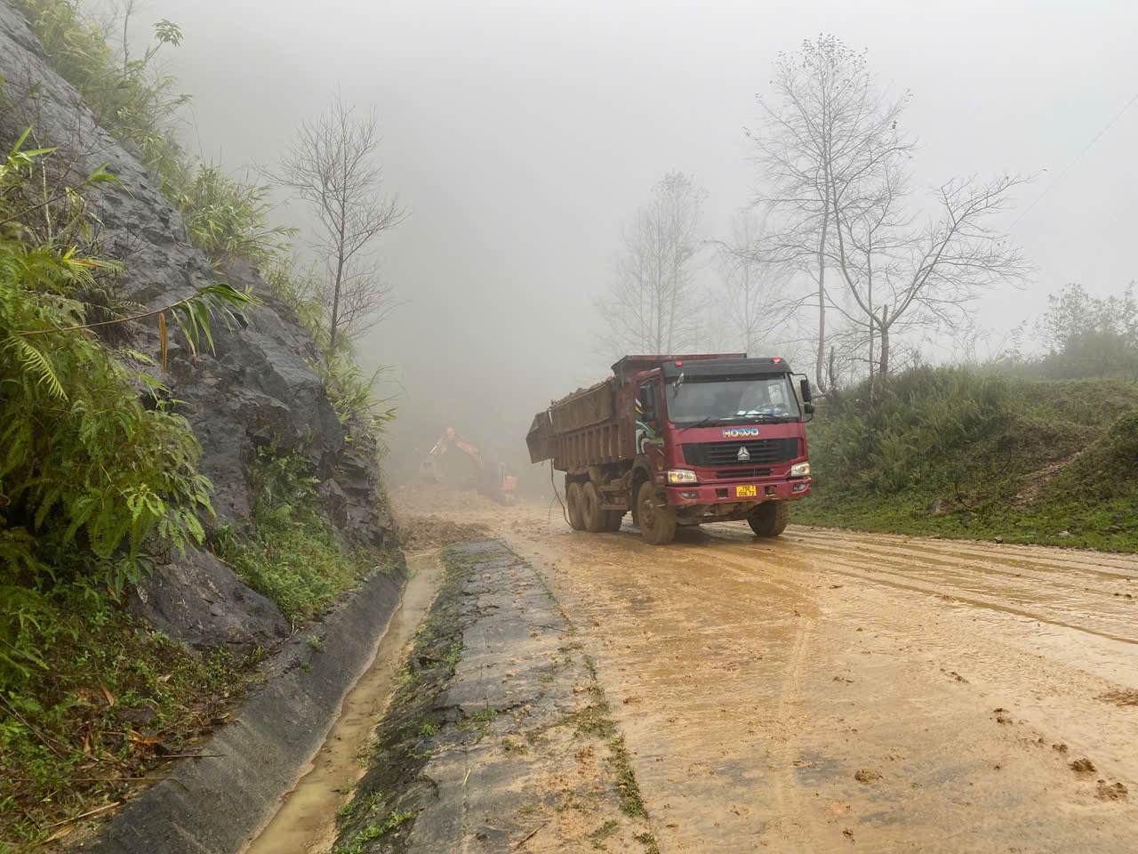 Cận cảnh sạt lở trên đường Hồ Chí Minh nhánh Tây tại TP Huế - Ảnh 9.