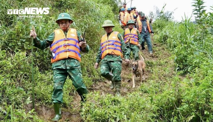 Hơn 100 người tìm kiếm nạn nhân mất tích trong vụ sạt lở núi Đà Nẵng - Ảnh 3.