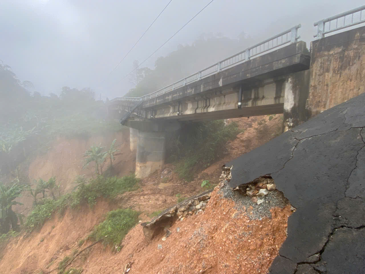 Cận cảnh sạt lở trên đường Hồ Chí Minh nhánh Tây tại TP Huế - Ảnh 3.