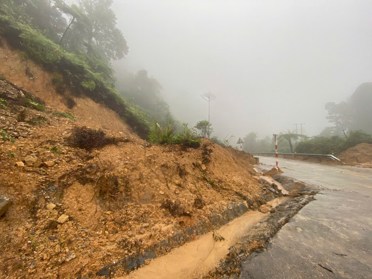 Cận cảnh sạt lở trên đường Hồ Chí Minh nhánh Tây tại TP Huế - Ảnh 5.