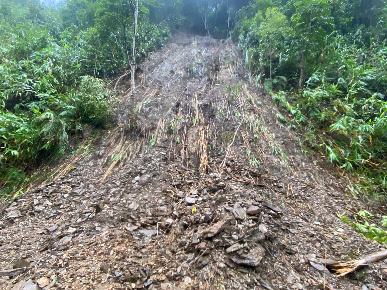 Cận cảnh sạt lở trên đường Hồ Chí Minh nhánh Tây tại TP Huế - Ảnh 6.