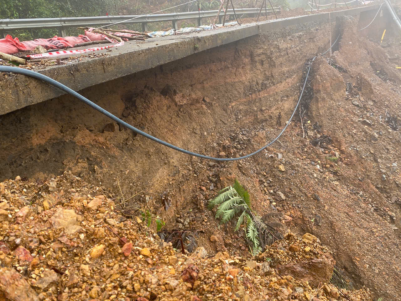 Cận cảnh sạt lở trên đường Hồ Chí Minh nhánh Tây tại TP Huế - Ảnh 7.