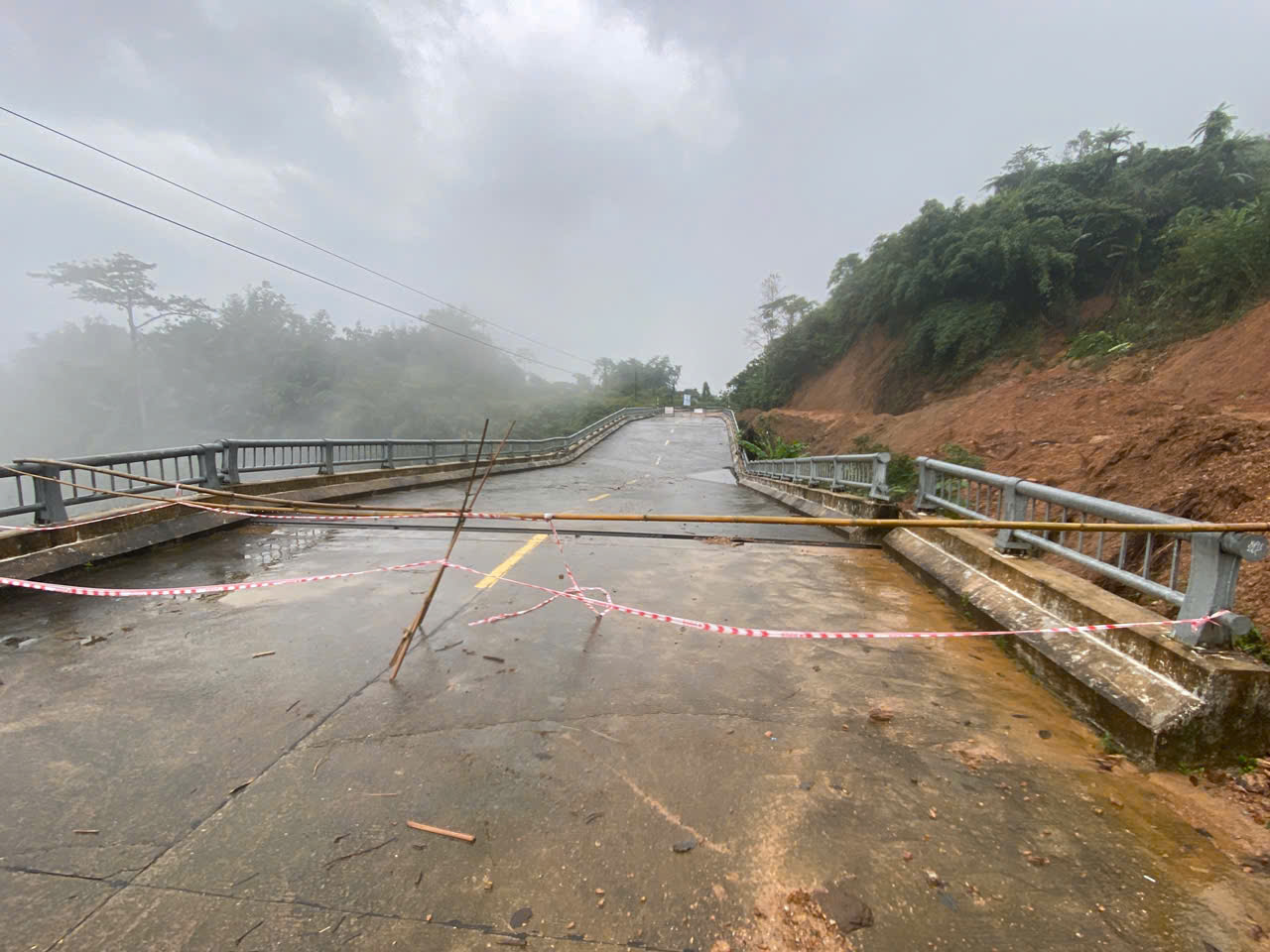 Cận cảnh sạt lở trên đường Hồ Chí Minh nhánh Tây tại TP Huế - Ảnh 4.