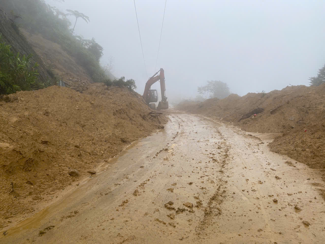 Cận cảnh sạt lở trên đường Hồ Chí Minh nhánh Tây tại TP Huế - Ảnh 8.