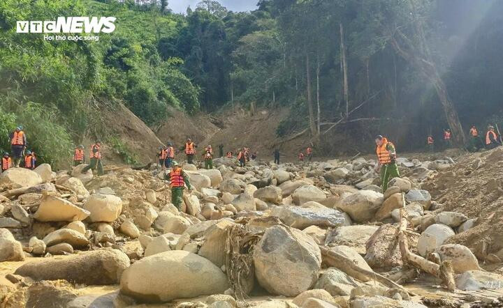 Hơn 100 người tìm kiếm nạn nhân mất tích trong vụ sạt lở núi Đà Nẵng - Ảnh 4.