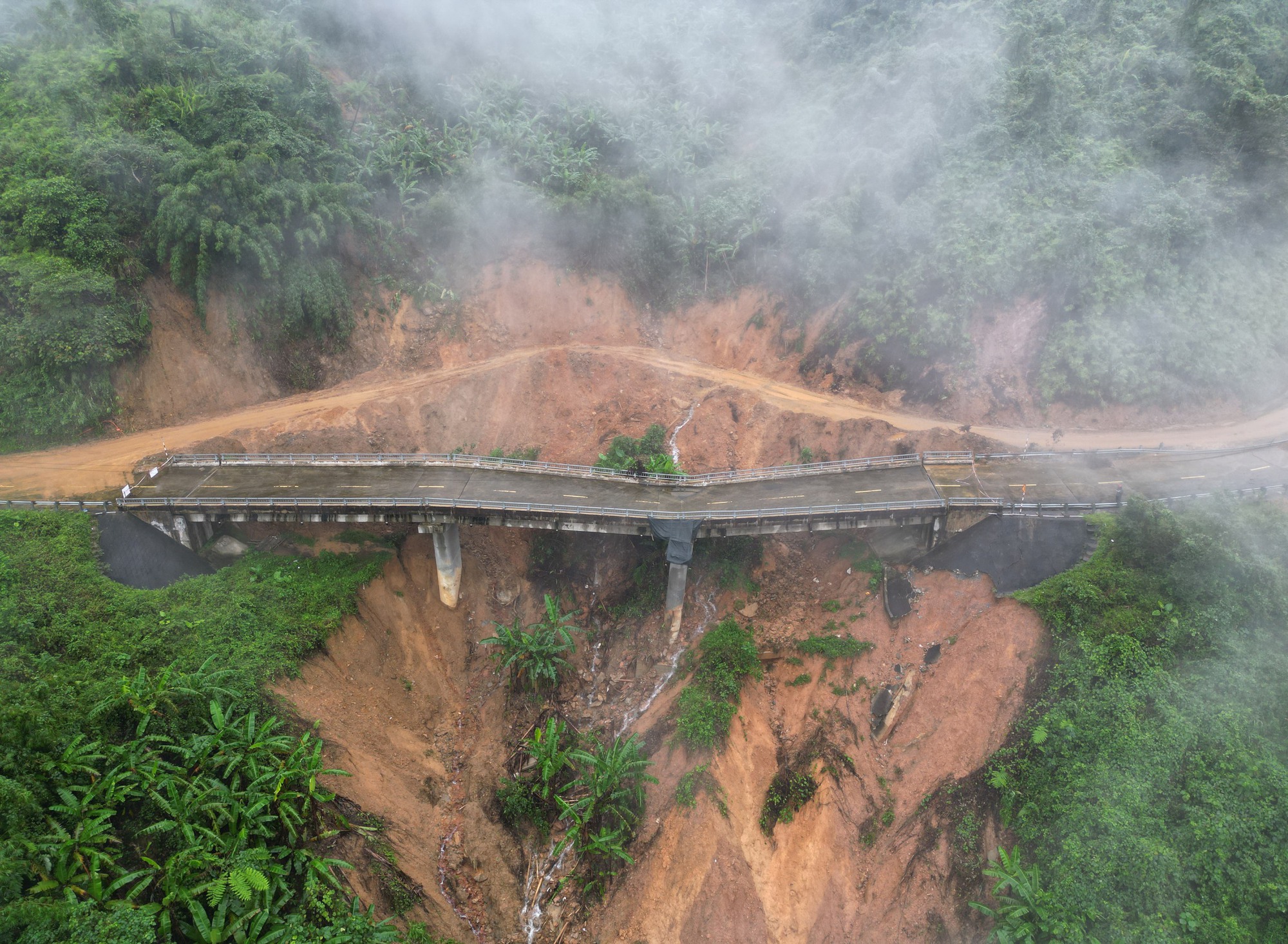 Cận cảnh sạt lở trên đường Hồ Chí Minh nhánh Tây tại TP Huế - Ảnh 2.