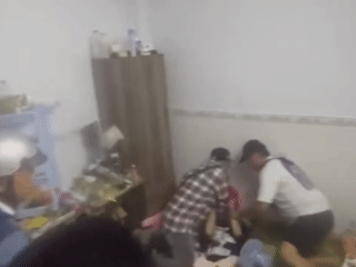 TPHCM: Bắt 2 thanh niên xông vào cửa hàng Family Mart cướp tài sản  - Ảnh 2.