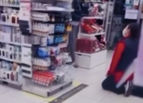 Ngăn cản đứa trẻ chạy nhảy trong cửa hàng khiến người mẹ nổi giận đùng đùng, 1 nữ nhân viên phải quỳ gối xin lỗi- Ảnh 1. Ngăn cản đứa trẻ chạy nhảy trong cửa hàng khiến người mẹ nổi giận đùng đùng, 1 nữ nhân viên phải quỳ gối xin lỗi- Ảnh 1.