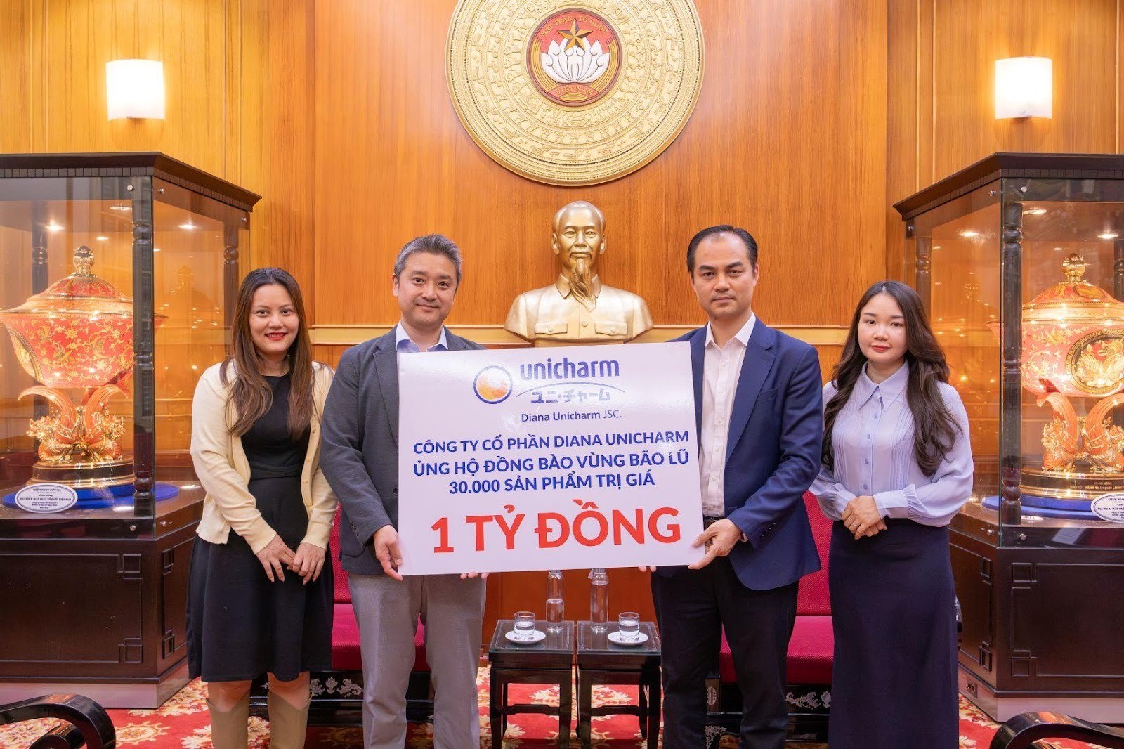 Diana Unicharm đồng h&agrave;nh c&ugrave;ng phụ nữ v&agrave; trẻ em miền Trung, T&acirc;y Nguy&ecirc;n vượt qua kh&oacute; khăn do mưa lũ - Ảnh 1.