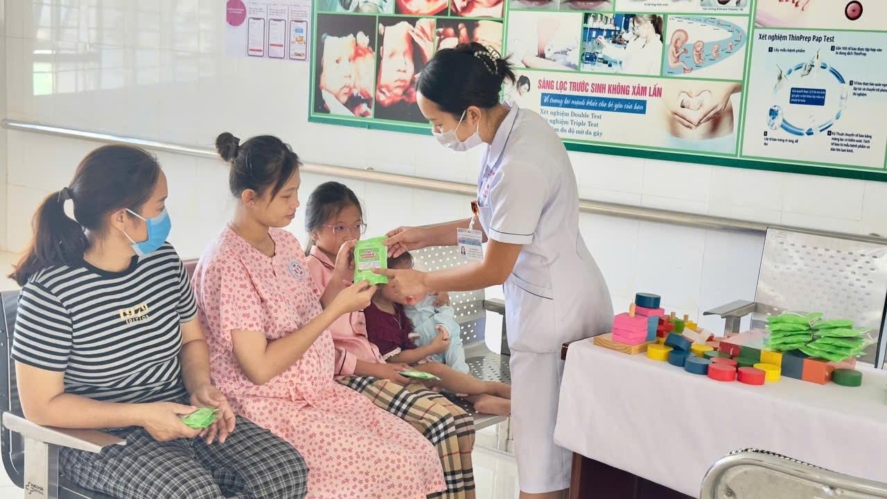 Diana Unicharm đồng h&agrave;nh c&ugrave;ng phụ nữ v&agrave; trẻ em miền Trung, T&acirc;y Nguy&ecirc;n vượt qua kh&oacute; khăn do mưa lũ - Ảnh 4.