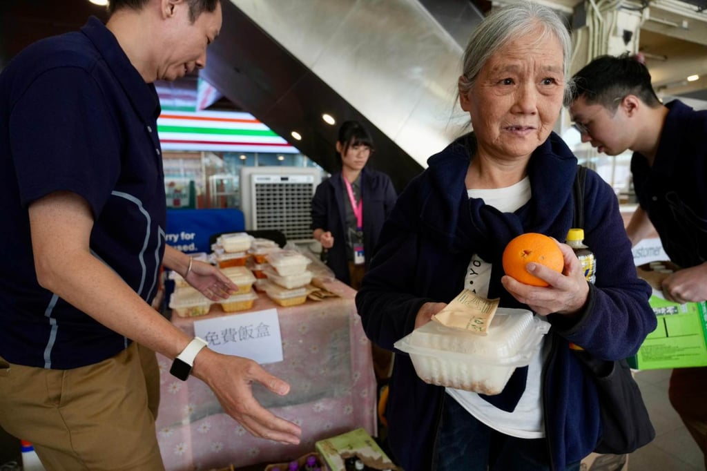 Hỏa hoạn tại khu chung cư Hong Kong (Trung Quốc): Thi thể các nạn nhân lần lượt được đưa ra ngoài, nhiều người tuyệt vọng tìm kiếm thân nhân- Ảnh 2.