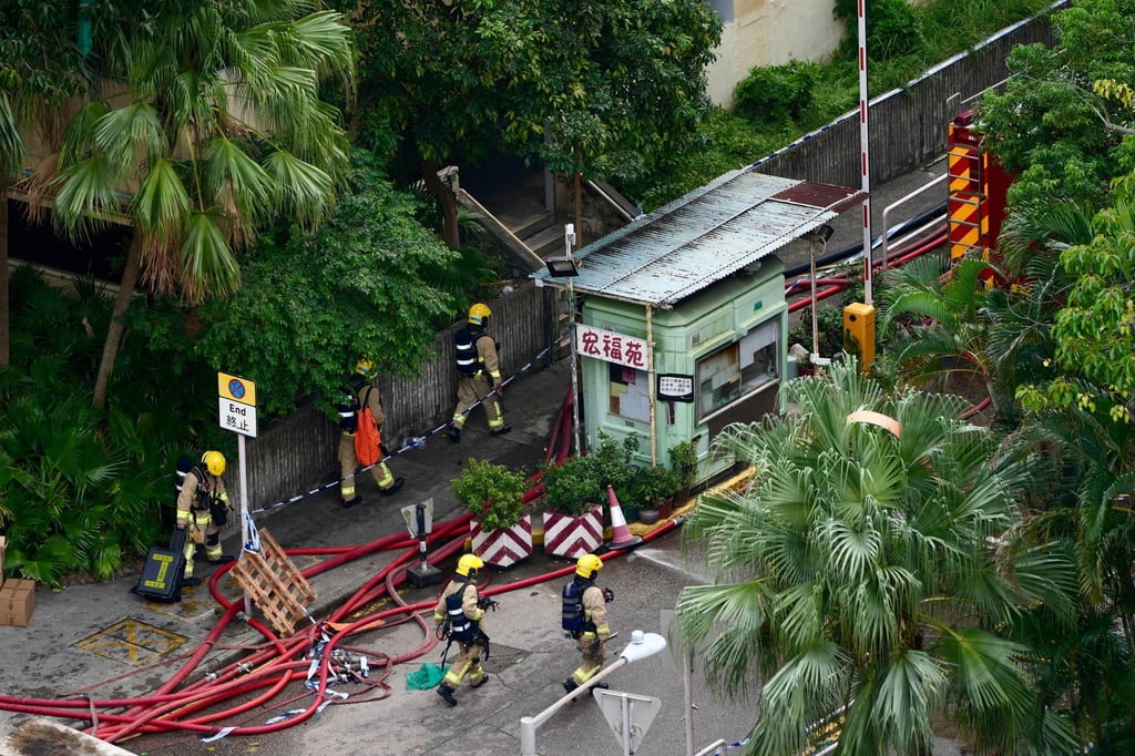 Hỏa hoạn tại khu chung cư Hong Kong (Trung Quốc): Lửa vẫn cháy âm ỉ, thi thể các nạn nhân lần lượt được đưa ra ngoài- Ảnh 2.
