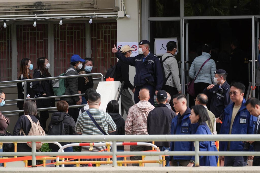 Hỏa hoạn tại khu chung cư Hong Kong (Trung Quốc): Số người tử vong tăng lên 55, nhiều người đang tìm kiếm thân nhân mất tích- Ảnh 2.