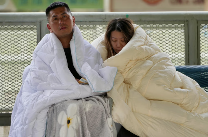 ' Làm ơn cứu chúng tôi ': Vụ cháy chung cư Wang Fuk Court ở Hong Kong gây chấn động - Ảnh 3.