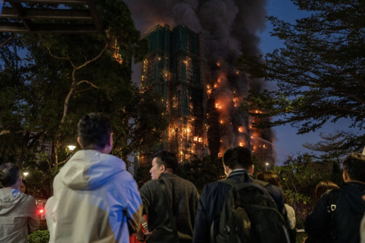 ' Làm ơn cứu chúng tôi ': Vụ cháy chung cư Wang Fuk Court ở Hong Kong gây chấn động - Ảnh 2.