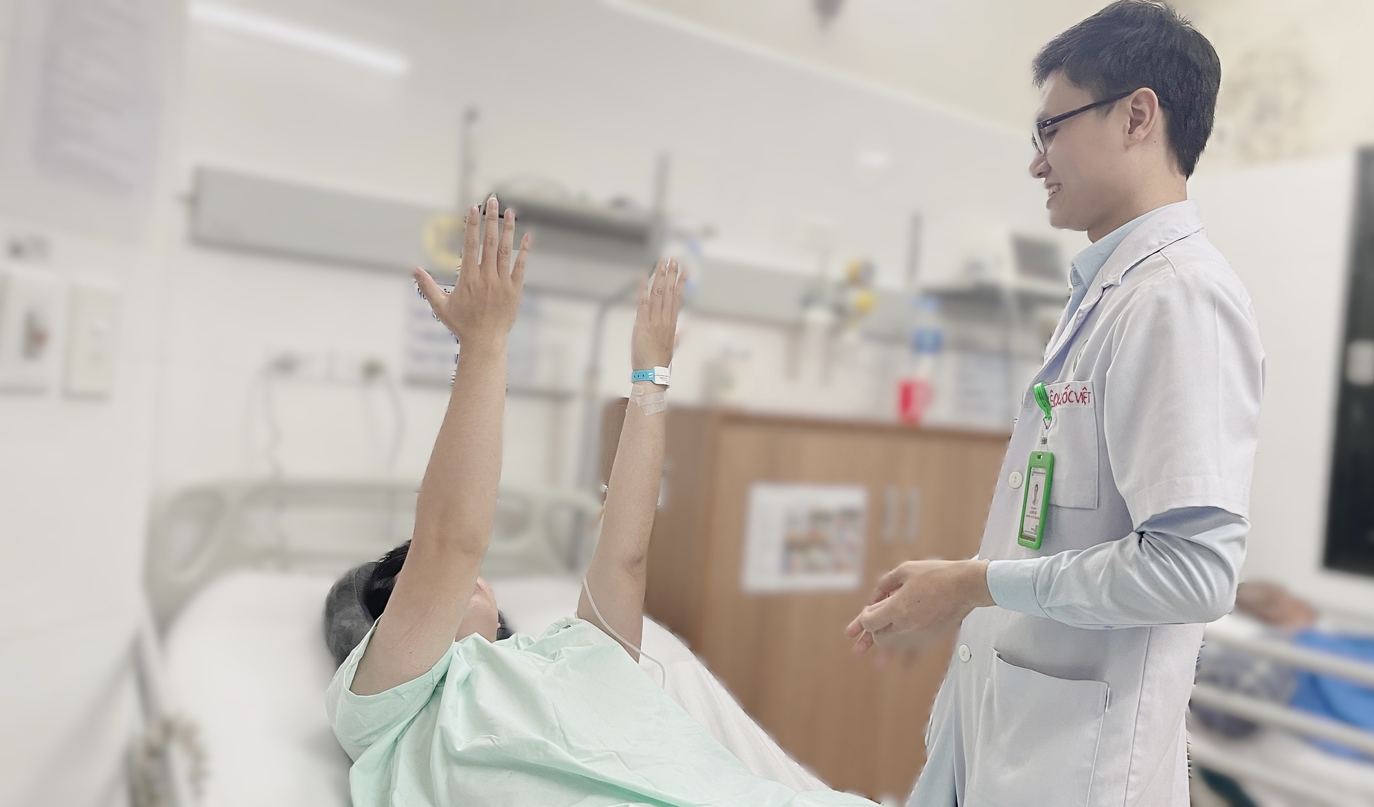 bac-si-le-quoc-viet-khoa-noi-hoi-suc-than-kinh-benh-vien-huu-nghi-viet-duc-tham-kham-cho-benh-nhan-sau-pt-1764232119080-17642321196481160459185.jpg