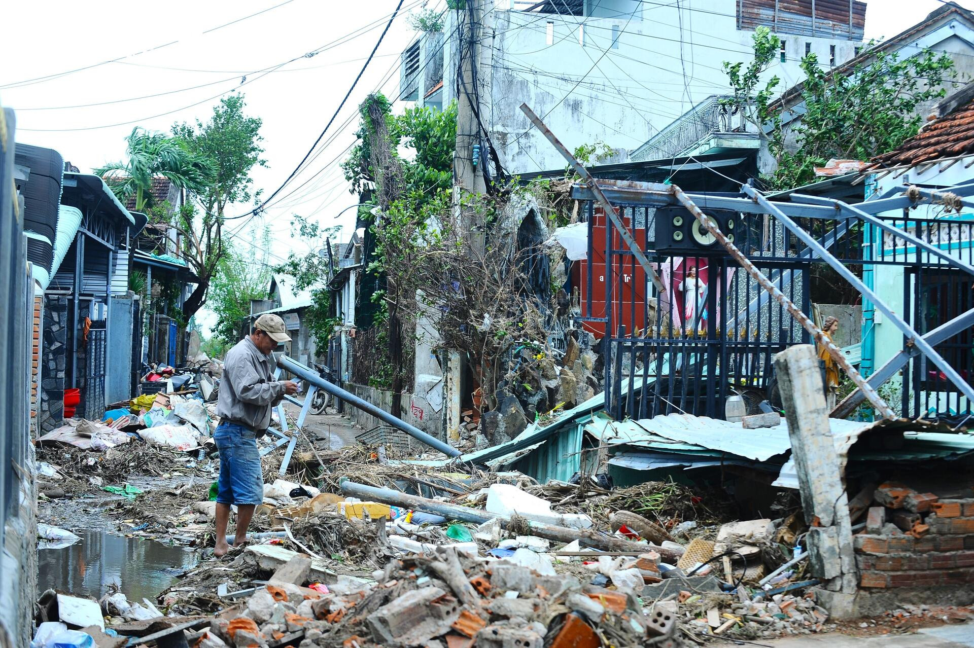 Khung cảnh hoang tàn tại tuy hòa sau lũ dữ: Nỗi đau không thể quên - Ảnh 15.