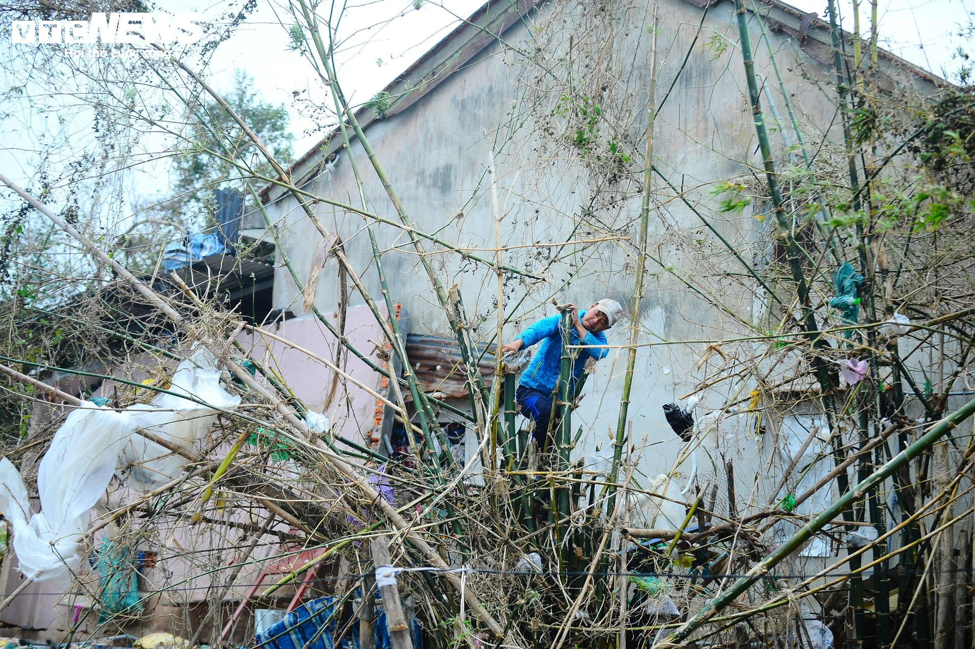 Khung cảnh hoang tàn tại tuy hòa sau lũ dữ: Nỗi đau không thể quên - Ảnh 18.