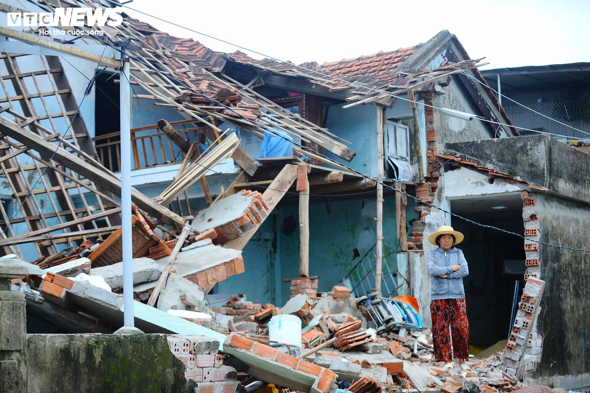 Khung cảnh hoang tàn tại tuy hòa sau lũ dữ: Nỗi đau không thể quên - Ảnh 2.