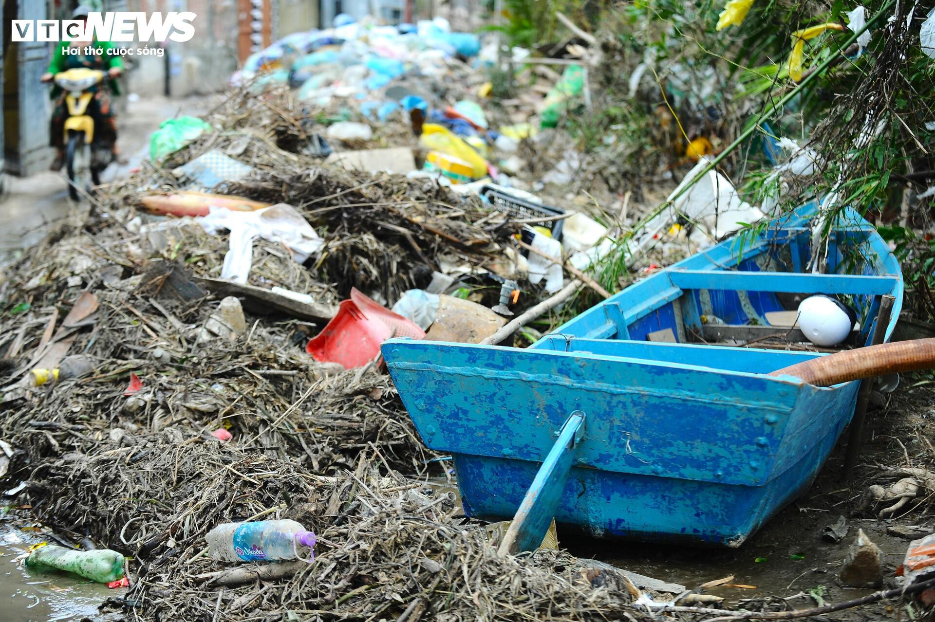 Khung cảnh hoang tàn tại tuy hòa sau lũ dữ: Nỗi đau không thể quên - Ảnh 16.