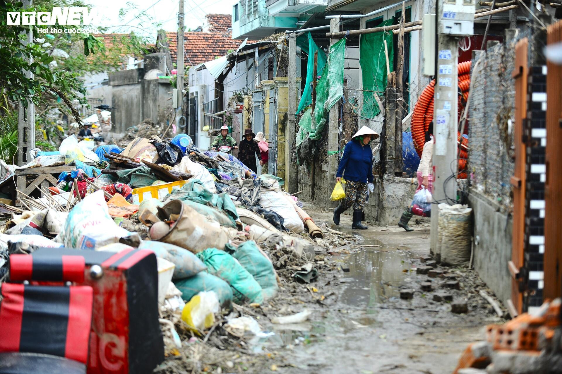 Khung cảnh hoang tàn tại tuy hòa sau lũ dữ: Nỗi đau không thể quên - Ảnh 25.