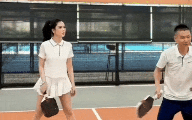 Ngọc Trinh và Chủ tịch dép Nesty: Khoảnh khắc hài hước trên sân pickleball - Ảnh 2. Ngọc Trinh và Chủ tịch dép Nesty: Khoảnh khắc hài hước trên sân pickleball - Ảnh 2.