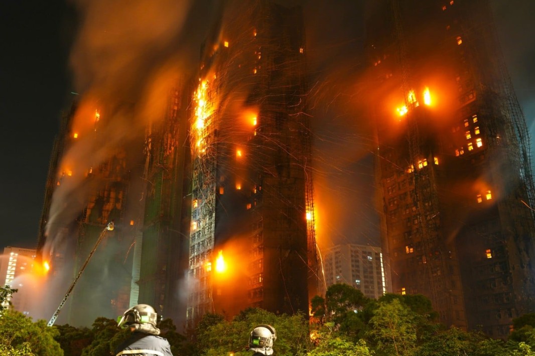 Hỏa hoạn tại Wang Fuk Court: 2.000 căn hộ thiêu rụi, 44 người thiệt mạng - Ảnh 1.