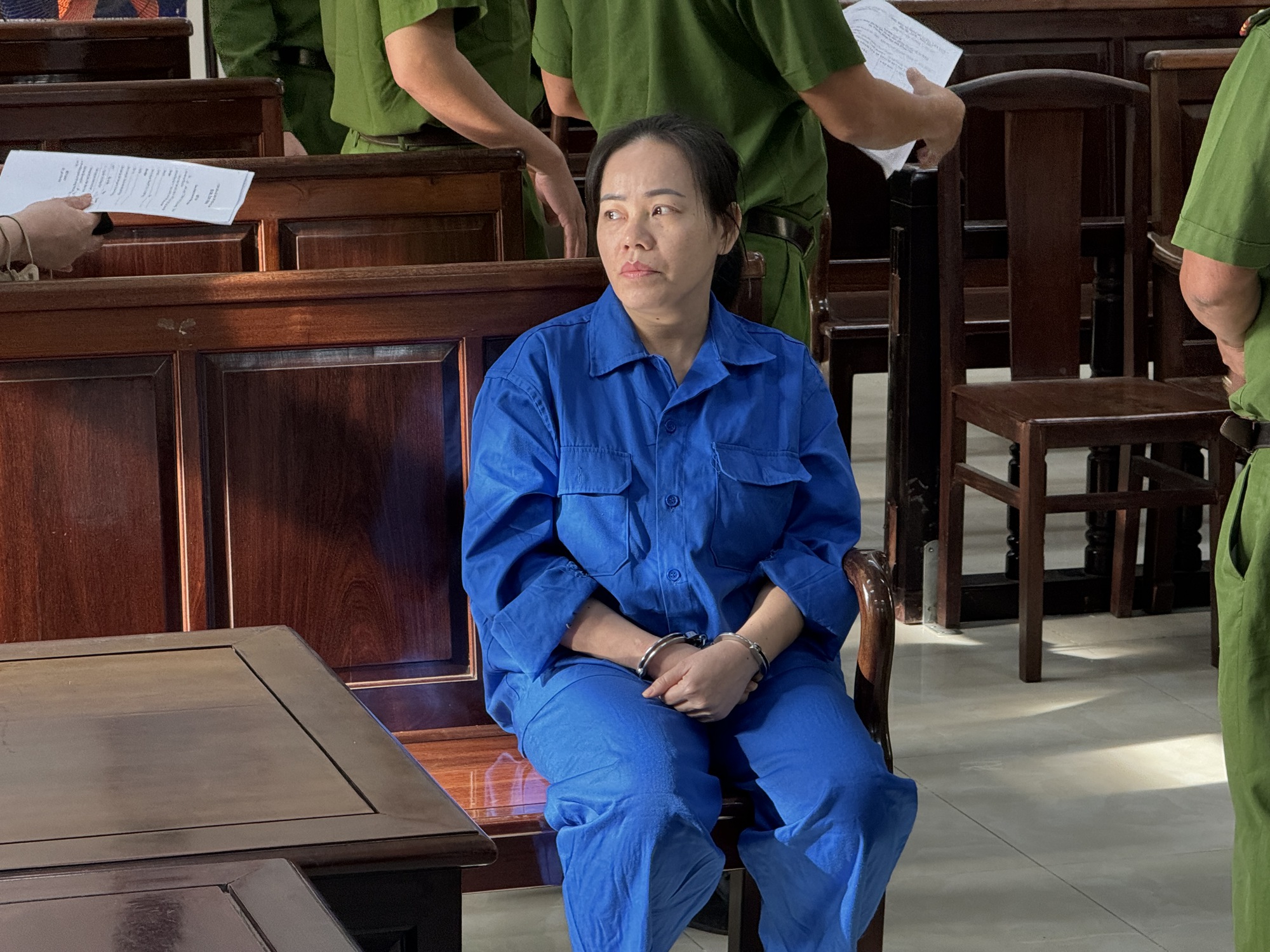 Xét xử vụ đầu độc 4 người thân bằng xyanua: Bị cáo Bích rơi nước mắt ân hận muộn màng, cúi đầu xin lỗi gia đình- Ảnh 2. Xét xử vụ đầu độc 4 người thân bằng xyanua: Bị cáo Bích rơi nước mắt ân hận muộn màng, cúi đầu xin lỗi gia đình- Ảnh 2.