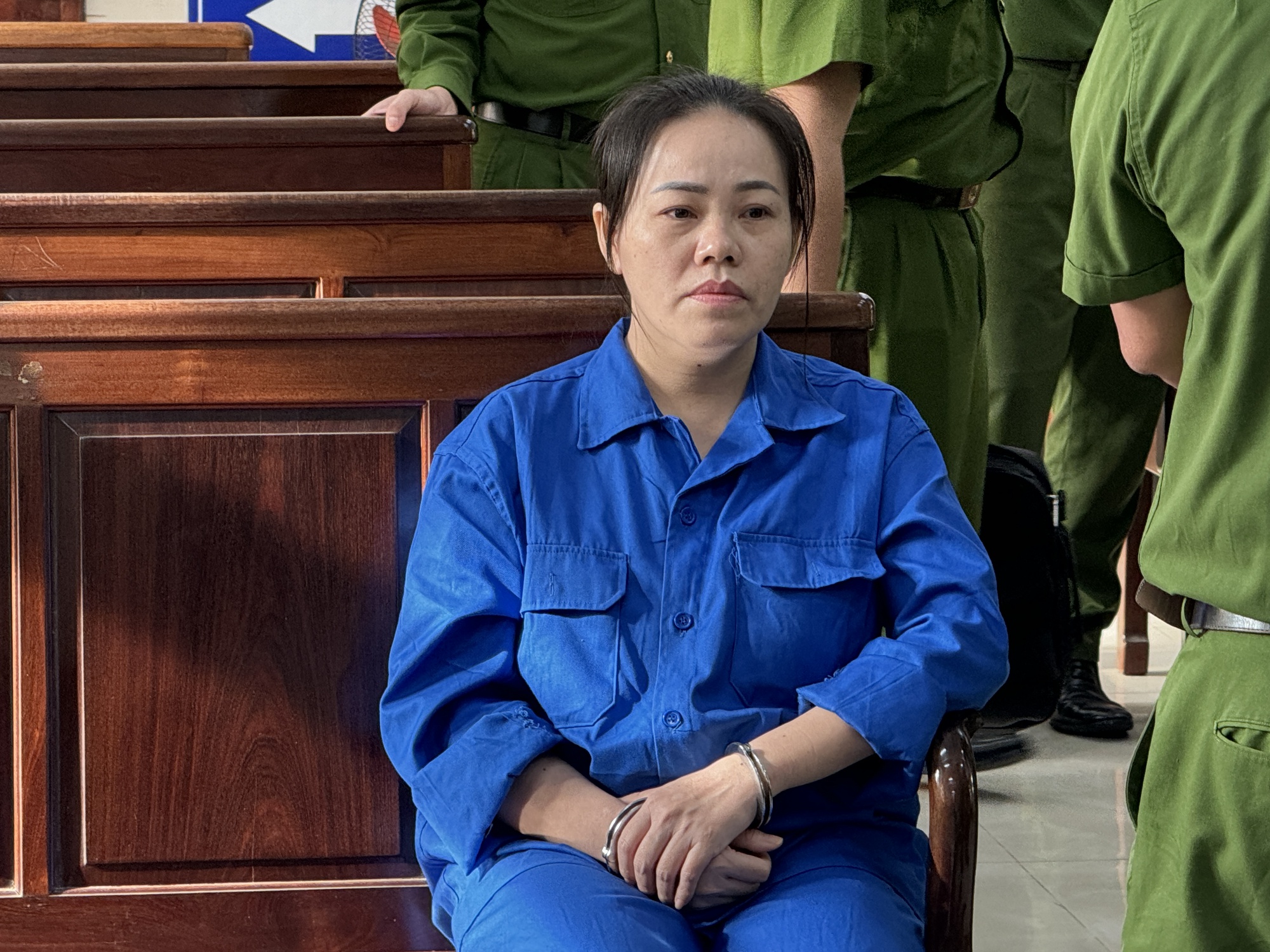 Xét xử vụ đầu độc 4 người thân bằng xyanua: Bị cáo Bích rơi nước mắt ân hận muộn màng, cúi đầu xin lỗi gia đình- Ảnh 1. Xét xử vụ đầu độc 4 người thân bằng xyanua: Bị cáo Bích rơi nước mắt ân hận muộn màng, cúi đầu xin lỗi gia đình- Ảnh 1.