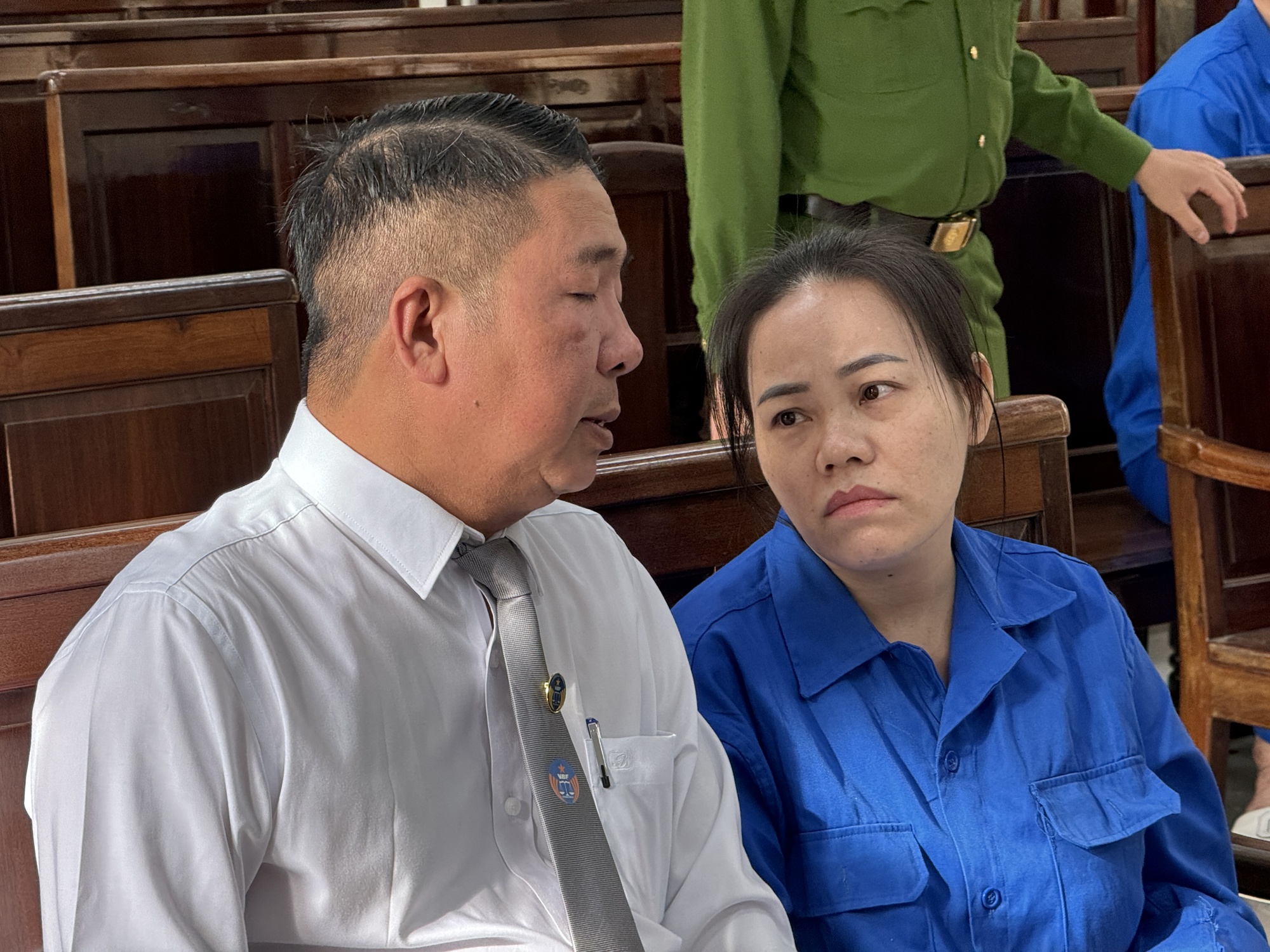 Xét xử vụ đầu độc 4 người thân bằng xyanua: Bị cáo Bích rơi nước mắt ân hận muộn màng, cúi đầu xin lỗi gia đình- Ảnh 4. Xét xử vụ đầu độc 4 người thân bằng xyanua: Bị cáo Bích rơi nước mắt ân hận muộn màng, cúi đầu xin lỗi gia đình- Ảnh 4.