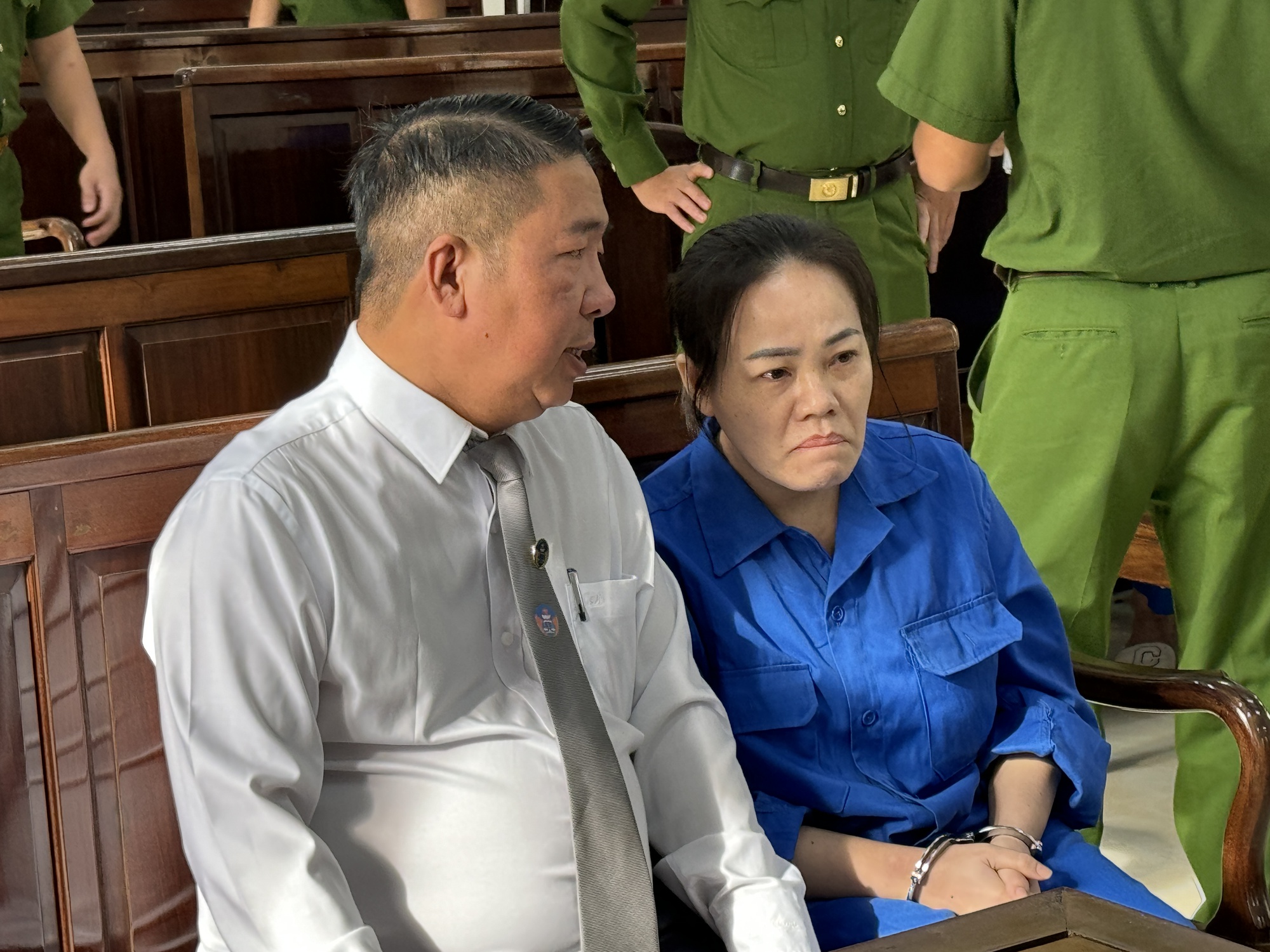 Xét xử vụ đầu độc 4 người thân bằng xyanua: Bị cáo Bích rơi nước mắt ân hận muộn màng, cúi đầu xin lỗi gia đình- Ảnh 3. Xét xử vụ đầu độc 4 người thân bằng xyanua: Bị cáo Bích rơi nước mắt ân hận muộn màng, cúi đầu xin lỗi gia đình- Ảnh 3.