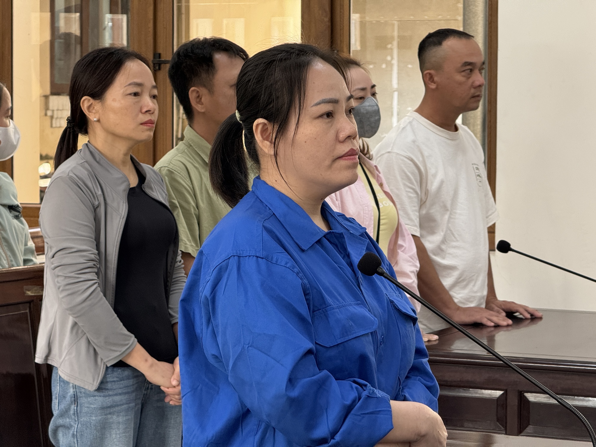 Xét xử vụ đầu độc 4 người thân bằng xyanua: Bị cáo Bích rơi nước mắt ân hận muộn màng, cúi đầu xin lỗi gia đình- Ảnh 8. Xét xử vụ đầu độc 4 người thân bằng xyanua: Bị cáo Bích rơi nước mắt ân hận muộn màng, cúi đầu xin lỗi gia đình- Ảnh 8.