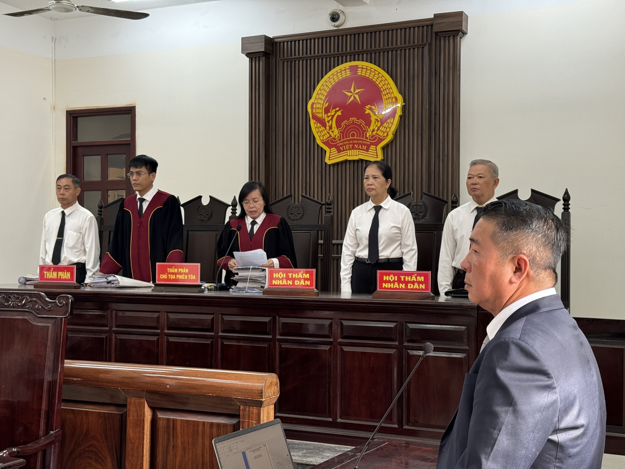 Xét xử vụ đầu độc 4 người thân bằng xyanua: Bị cáo Bích rơi nước mắt ân hận muộn màng, cúi đầu xin lỗi gia đình- Ảnh 9. Xét xử vụ đầu độc 4 người thân bằng xyanua: Bị cáo Bích rơi nước mắt ân hận muộn màng, cúi đầu xin lỗi gia đình- Ảnh 9.