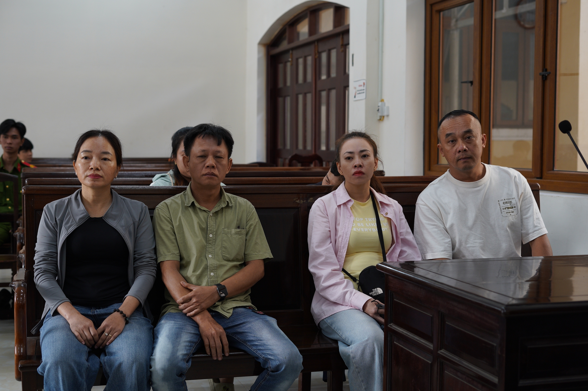 Xét xử vụ đầu độc 4 người thân bằng xyanua: Bị cáo Bích rơi nước mắt ân hận muộn màng, cúi đầu xin lỗi gia đình- Ảnh 7. Xét xử vụ đầu độc 4 người thân bằng xyanua: Bị cáo Bích rơi nước mắt ân hận muộn màng, cúi đầu xin lỗi gia đình- Ảnh 7.