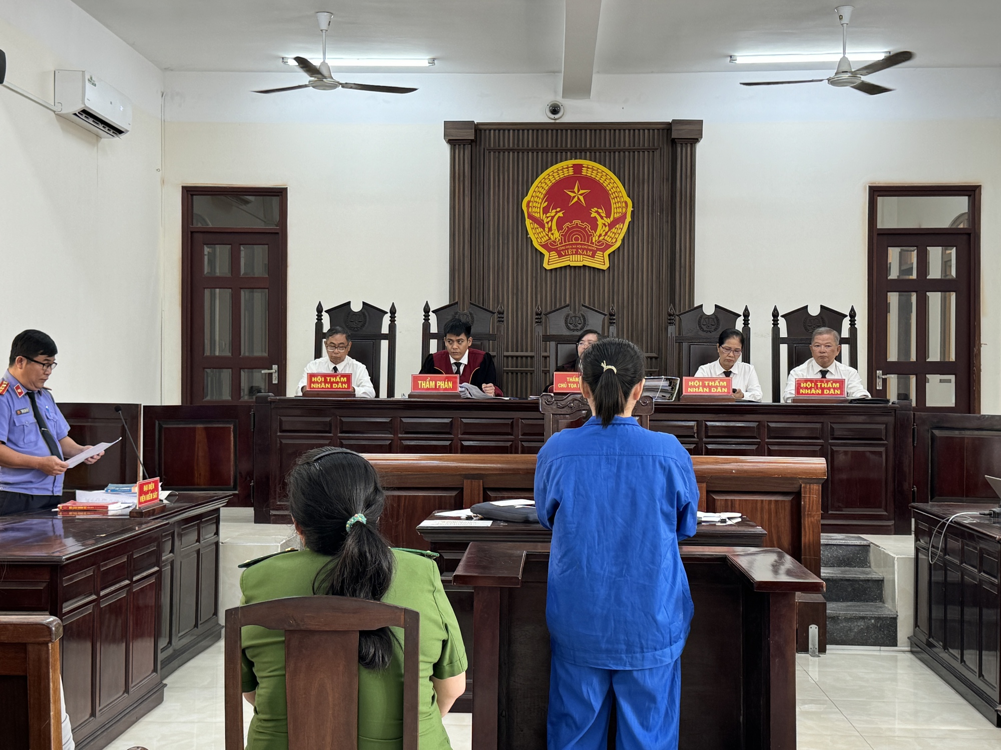 Xét xử vụ đầu độc 4 người thân bằng xyanua: Bị cáo Bích rơi nước mắt ân hận muộn màng, cúi đầu xin lỗi gia đình- Ảnh 5. Xét xử vụ đầu độc 4 người thân bằng xyanua: Bị cáo Bích rơi nước mắt ân hận muộn màng, cúi đầu xin lỗi gia đình- Ảnh 5.