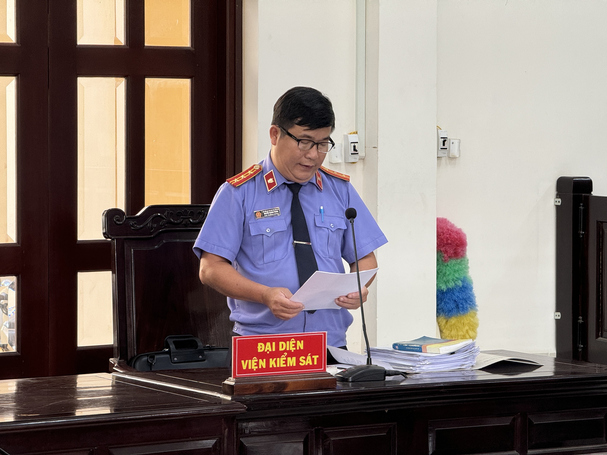 Xét xử vụ đầu độc 4 người thân bằng xyanua: Bị cáo Bích rơi nước mắt ân hận muộn màng, cúi đầu xin lỗi gia đình- Ảnh 6. Xét xử vụ đầu độc 4 người thân bằng xyanua: Bị cáo Bích rơi nước mắt ân hận muộn màng, cúi đầu xin lỗi gia đình- Ảnh 6.