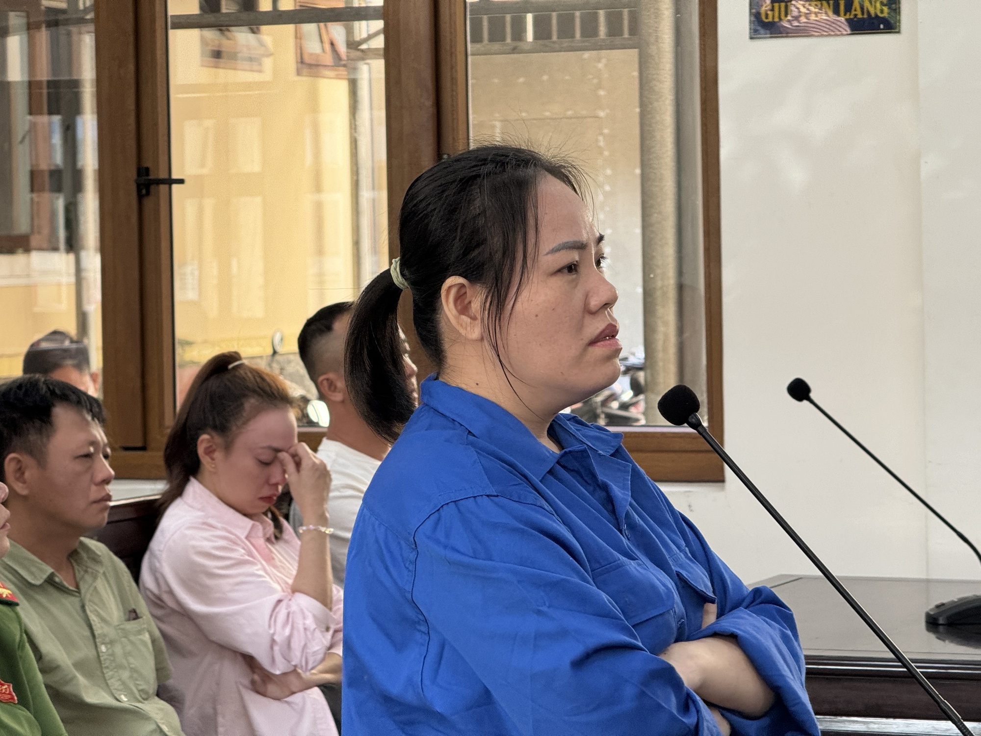 Xét xử vụ đầu độc 4 người thân bằng xyanua: Bị cáo Bích rơi nước mắt ân hận muộn màng, cúi đầu xin lỗi gia đình- Ảnh 10. Xét xử vụ đầu độc 4 người thân bằng xyanua: Bị cáo Bích rơi nước mắt ân hận muộn màng, cúi đầu xin lỗi gia đình- Ảnh 10.