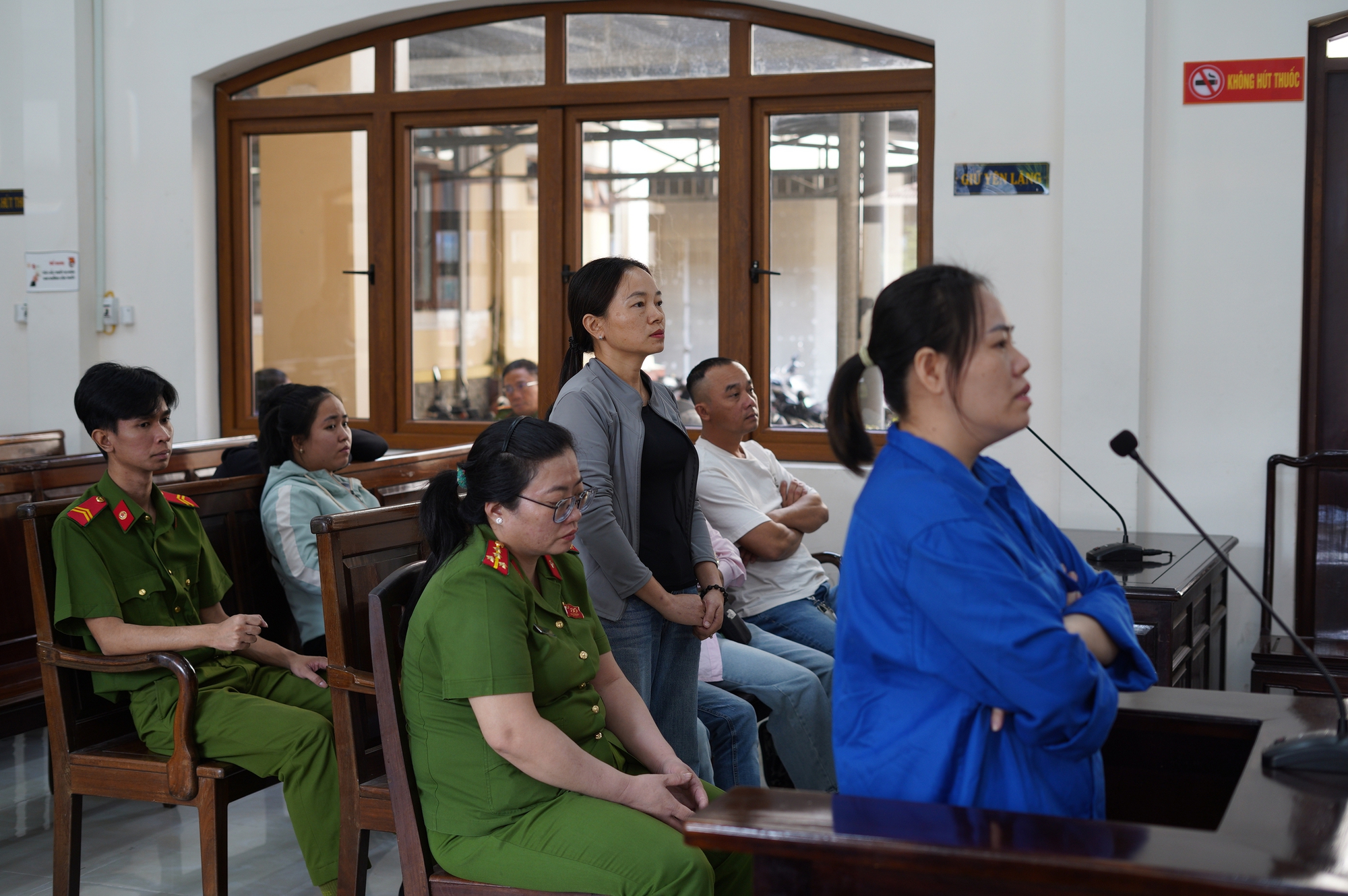 Xét xử vụ đầu độc 4 người thân bằng xyanua: Bị cáo Bích rơi nước mắt ân hận muộn màng, cúi đầu xin lỗi gia đình- Ảnh 12. Xét xử vụ đầu độc 4 người thân bằng xyanua: Bị cáo Bích rơi nước mắt ân hận muộn màng, cúi đầu xin lỗi gia đình- Ảnh 12.