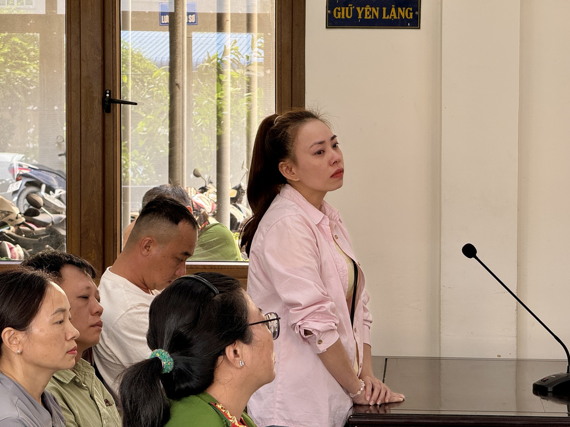 Xét xử vụ đầu độc 4 người thân bằng xyanua: Bị cáo Bích rơi nước mắt ân hận muộn màng, cúi đầu xin lỗi gia đình- Ảnh 13. Xét xử vụ đầu độc 4 người thân bằng xyanua: Bị cáo Bích rơi nước mắt ân hận muộn màng, cúi đầu xin lỗi gia đình- Ảnh 13.