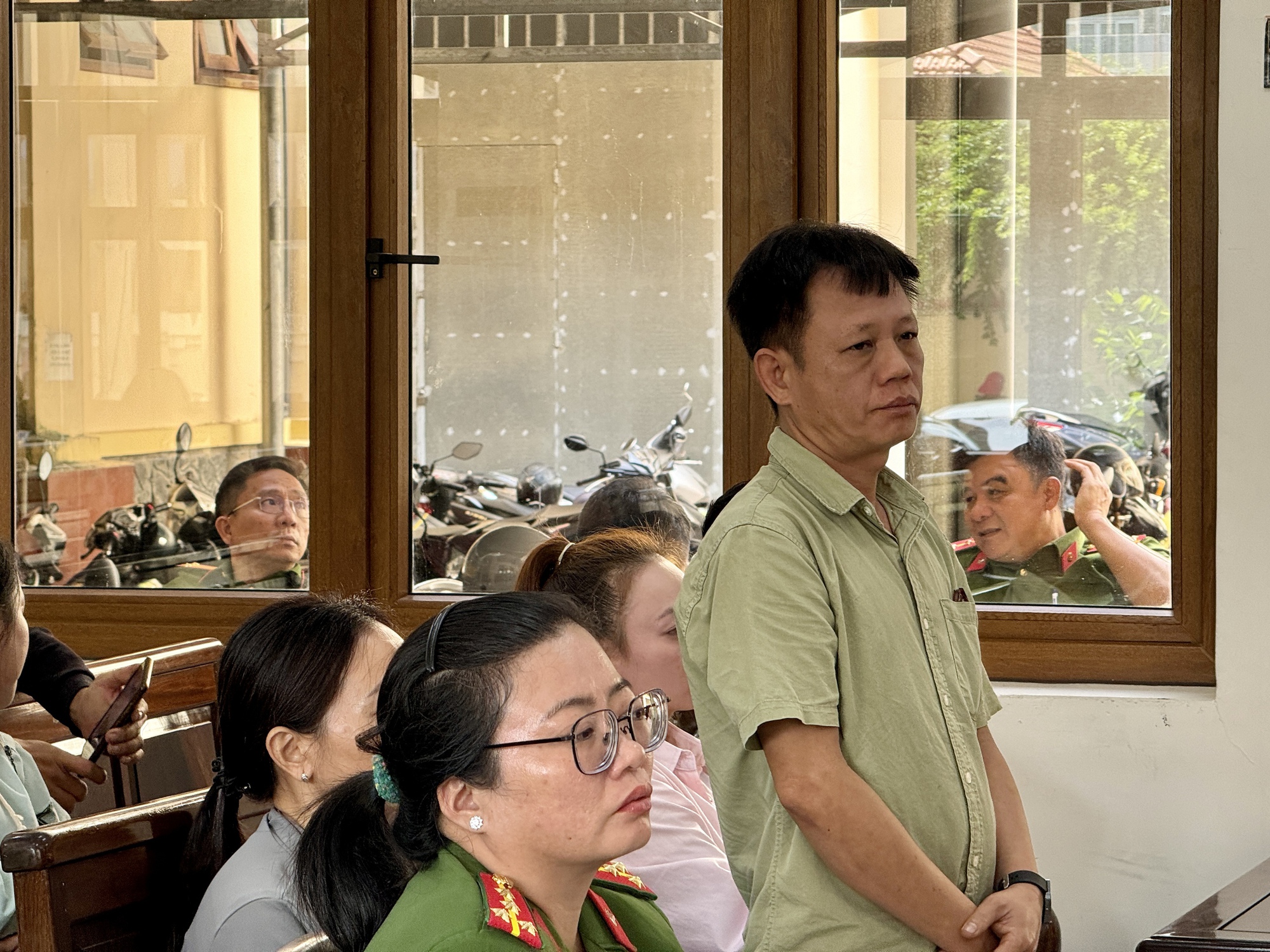 Xét xử vụ đầu độc 4 người thân bằng xyanua: Bị cáo Bích rơi nước mắt ân hận muộn màng, cúi đầu xin lỗi gia đình- Ảnh 11. Xét xử vụ đầu độc 4 người thân bằng xyanua: Bị cáo Bích rơi nước mắt ân hận muộn màng, cúi đầu xin lỗi gia đình- Ảnh 11.