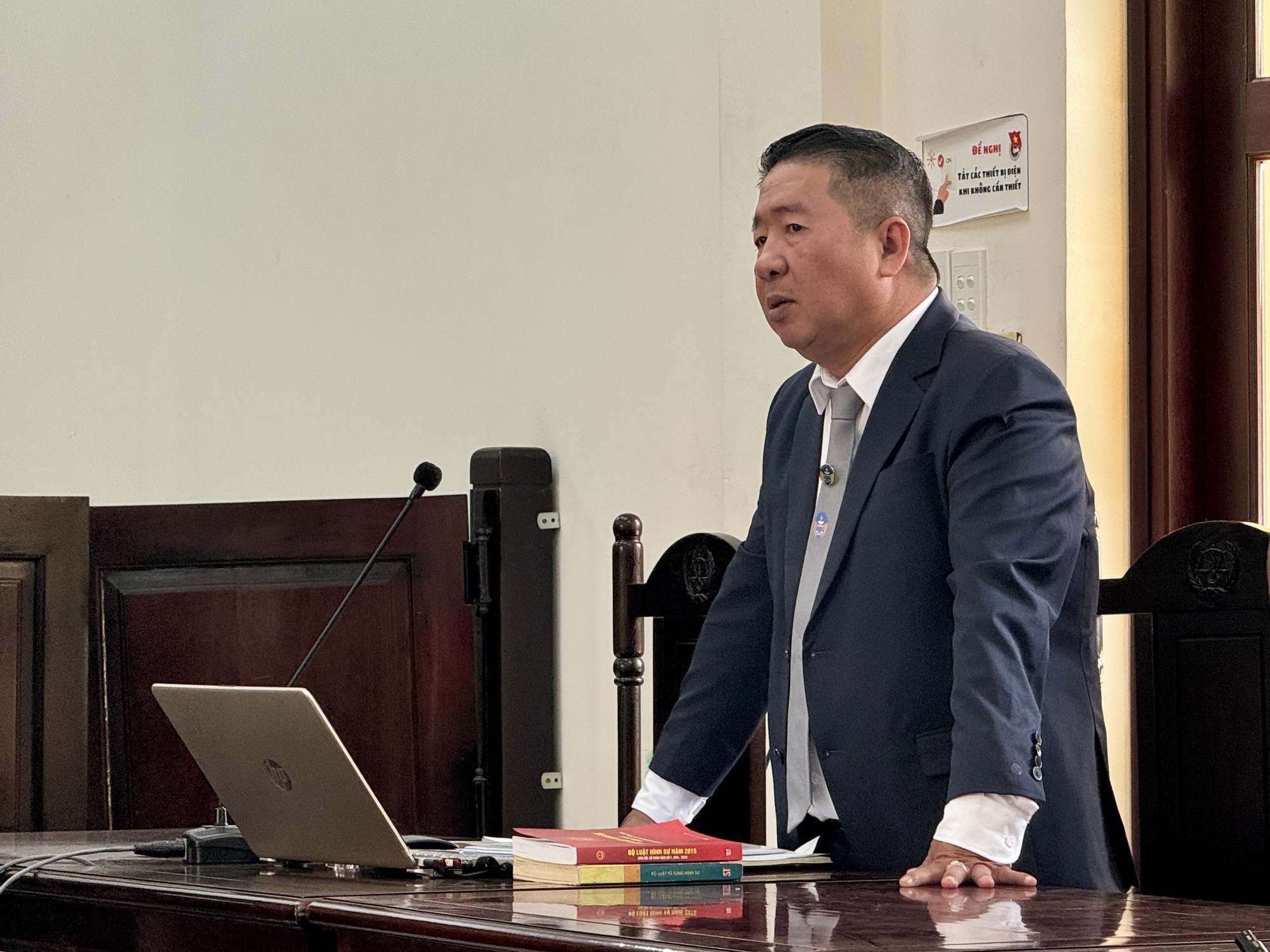 Xét xử vụ đầu độc 4 người thân bằng xyanua: Bị cáo Bích rơi nước mắt ân hận muộn màng, cúi đầu xin lỗi gia đình- Ảnh 14. Xét xử vụ đầu độc 4 người thân bằng xyanua: Bị cáo Bích rơi nước mắt ân hận muộn màng, cúi đầu xin lỗi gia đình- Ảnh 14.