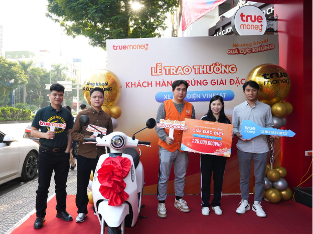 TrueMoney+ trao xe máy điện VF Evo cho khách hàng trúng thưởng chương trình Hè Sảng Khoái, Quà Cực Khủng - Ảnh 1.