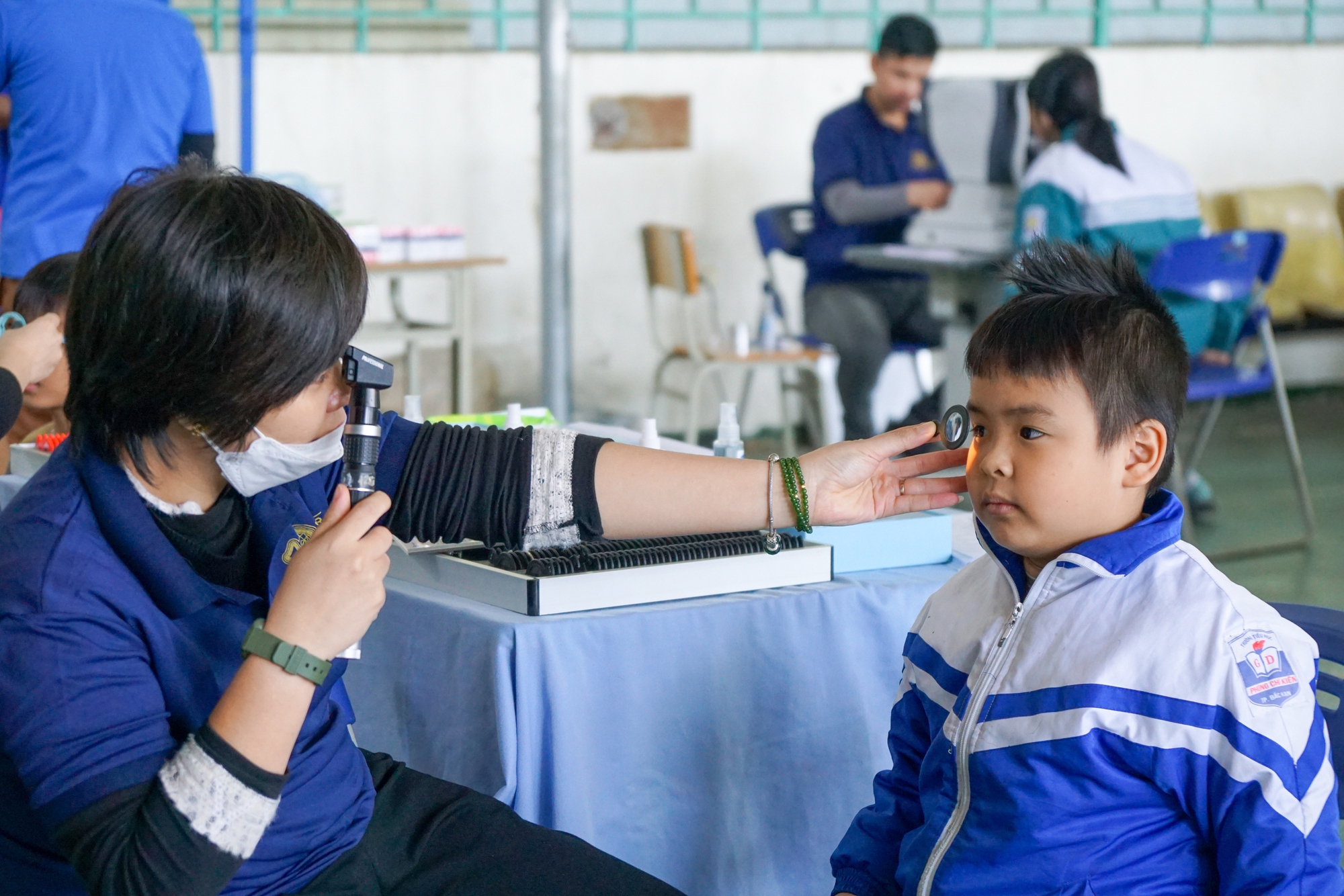 “Mắt Sáng Cộng Đồng”: Hơn 1 thập kỷ chữa lành đôi mắt cho hàng triệu người Việt bằng 3 sáng kiến đột phá- Ảnh 4. “Mắt Sáng Cộng Đồng”: Hơn 1 thập kỷ chữa lành đôi mắt cho hàng triệu người Việt bằng 3 sáng kiến đột phá- Ảnh 4.