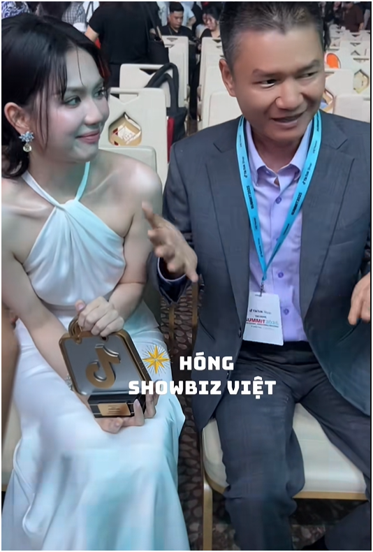 Ngọc Trinh và Chủ tịch dép Nesty: Khoảnh khắc hài hước trên sân pickleball - Ảnh 6. Ngọc Trinh và Chủ tịch dép Nesty: Khoảnh khắc hài hước trên sân pickleball - Ảnh 6.