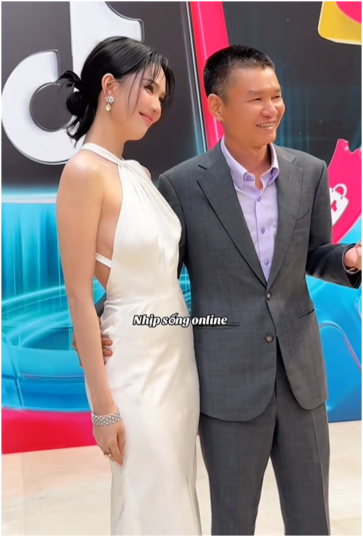 Ngọc Trinh và Chủ tịch dép Nesty: Khoảnh khắc hài hước trên sân pickleball - Ảnh 4. Ngọc Trinh và Chủ tịch dép Nesty: Khoảnh khắc hài hước trên sân pickleball - Ảnh 4.