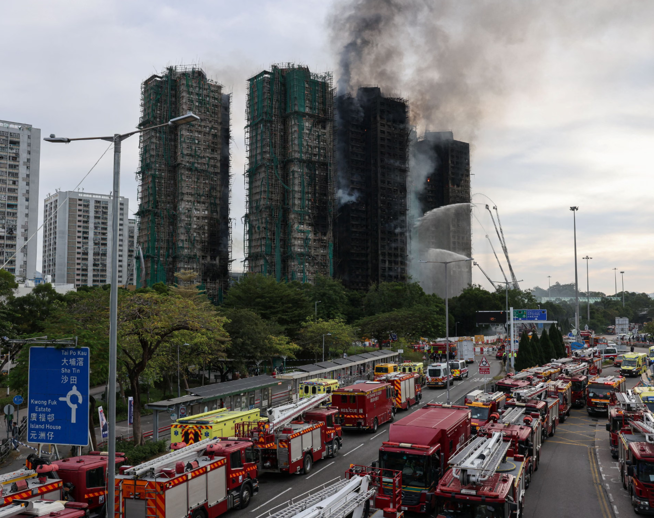 Khung cảnh hoang tàn tại khu chung cư Hong Kong sau hỏa hoạn thảm khốc - Ảnh 2. Khung cảnh hoang tàn tại khu chung cư Hong Kong sau hỏa hoạn thảm khốc - Ảnh 2.