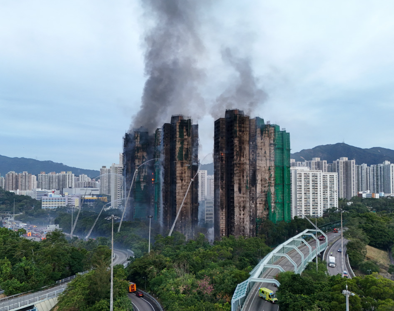 Khung cảnh hoang tàn tại khu chung cư Hong Kong sau hỏa hoạn thảm khốc - Ảnh 5. Khung cảnh hoang tàn tại khu chung cư Hong Kong sau hỏa hoạn thảm khốc - Ảnh 5.